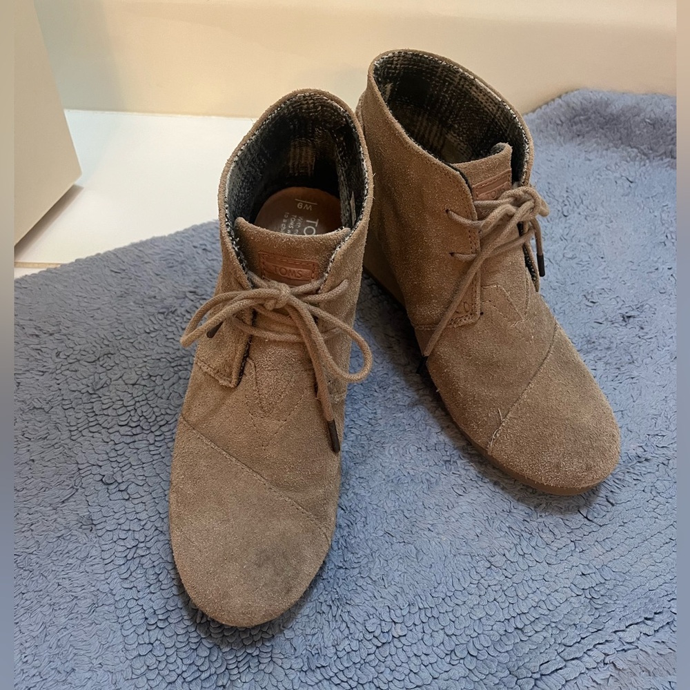 Toms Men's Chukka Boots in Taupe Suede